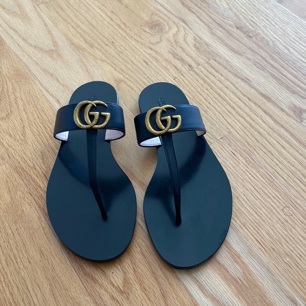 Gucci leather thong sandal with double G